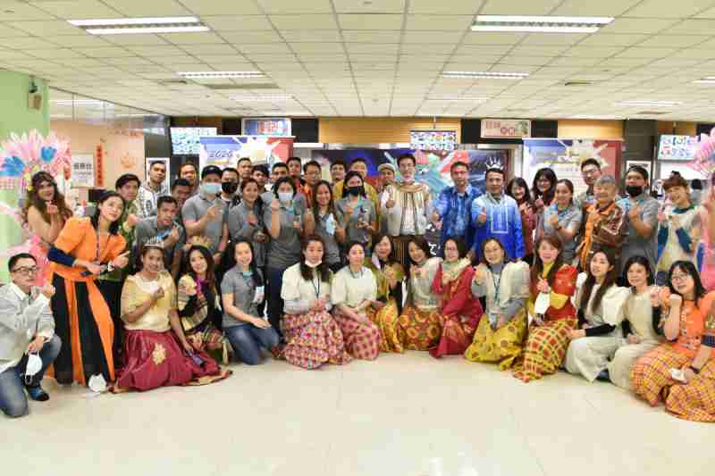 友達推動「安心、、、、創新、、、用心、、同心、、、盡心」五星職旅，，為菲籍員工打造全方位照護，，，，首度贏得「人權實踐與發展領袖獎」殊榮