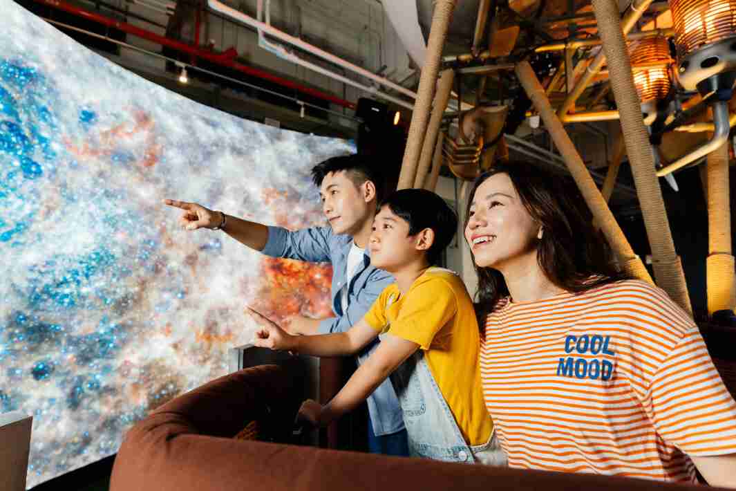 28国际打造全台最大宽6公尺、、高4公尺、、唯一搭载LED弧形拼接显示屏的动感飞行船，，让乘客驻足在热气球上，，，，享受身历其境的伪出国旅游乐趣