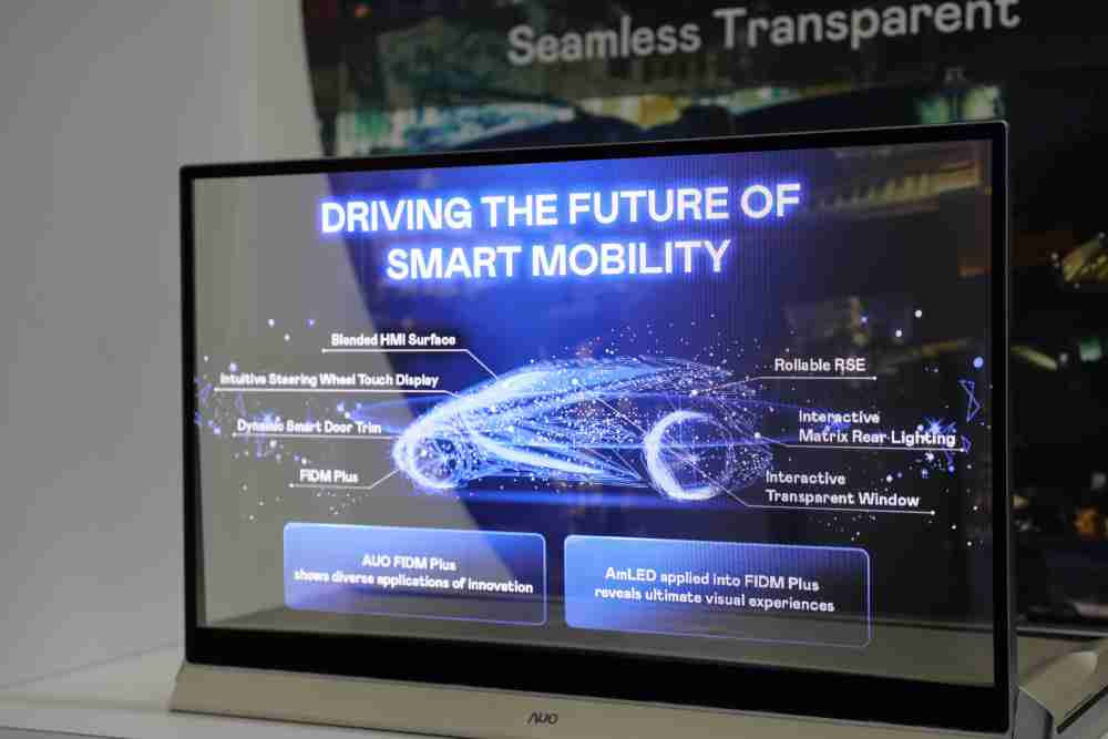 28国际凭借着超高亮度和透明度，，，这款30吋透明Micro LED显示器在AR系统与智慧零售具有潜在的应用价值。。。。