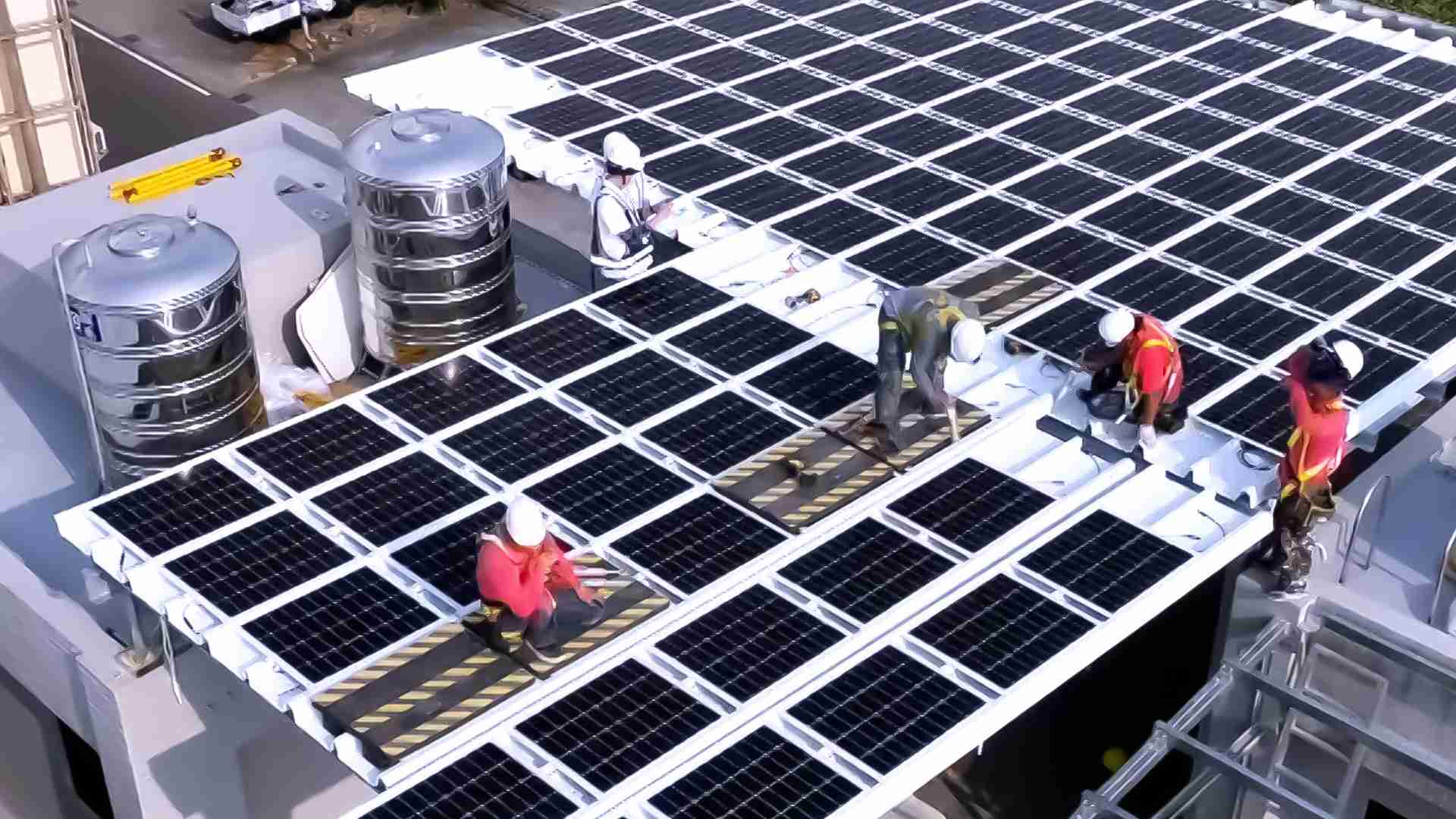 28国际着力于替代能源之技术研发，，如光电浪板的相关制程、、设备与产品，，，，其中所开发之光电整合型浪板，，，，减少传统金属支架安装，，，更提升耐候度，，，可广泛运用于多元场域，，，，并辅助建筑达到净零碳排目标