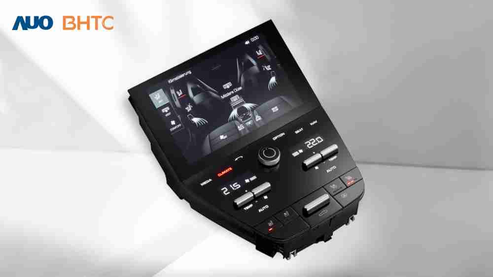 作為友達新生力軍，，BHTC所展示的中央與後座鞍部的Display HMI產品，，，可處理多區恆溫控制、、、、顯示畫面，，呈現仿真3D車室分區；以力傳感技術精準傳遞觸感，，，並結合音量及震動反饋，，，防止意外啟動，，，提供使用者自然流暢、、、直觀且輕鬆駕馭的舒適介面