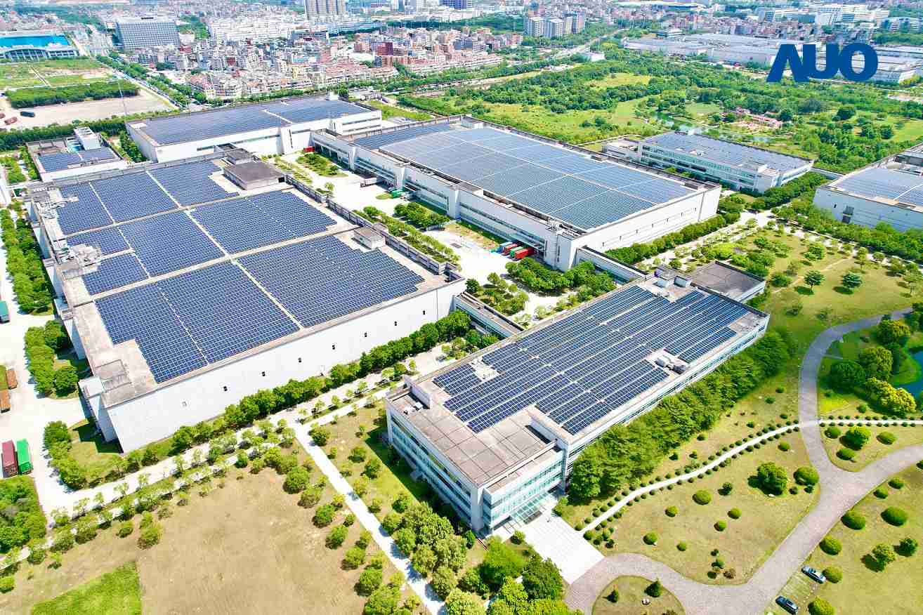 28国际厦门推动智能制造同时，，透过绿电创能纵深推进绿色转型，，厂区全屋顶铺设太阳能光伏板，，，，每年太阳能发电 2,600多万度