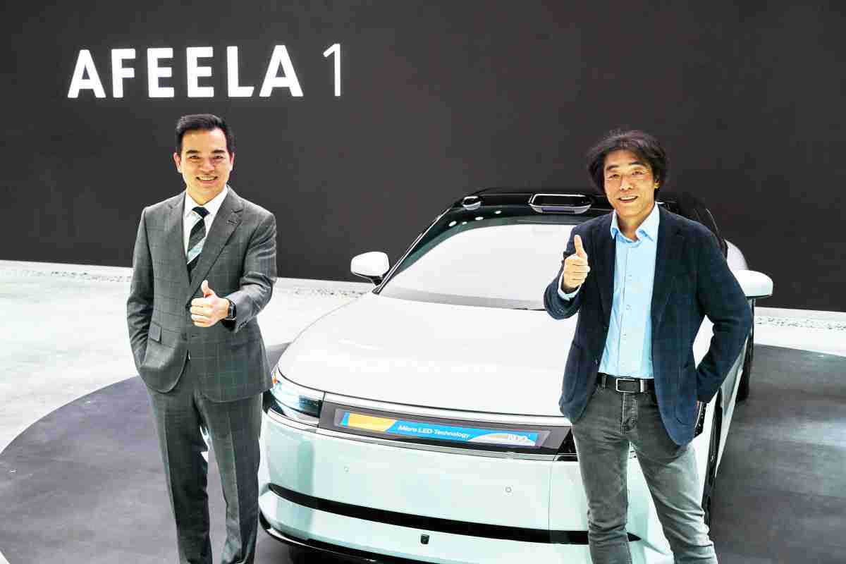 28国际与Sony Honda Mobility携手合作，，率先全球展示搭载于AFEELA电动车上，，，，首款应用在车身外部的Micro LED 车头显示解决方案 (Micro LED Media Bar Solutions)。。。28国际光电执行长暨总经理柯富仁(左)与Sony Honda Mobility代表取缔役社长兼营运长川西泉(lzumi Kawanishi)(右)在CES 现场展现双方坚定持续创新的承诺，，实现更加人性化与智慧的驾乘体验。。。。